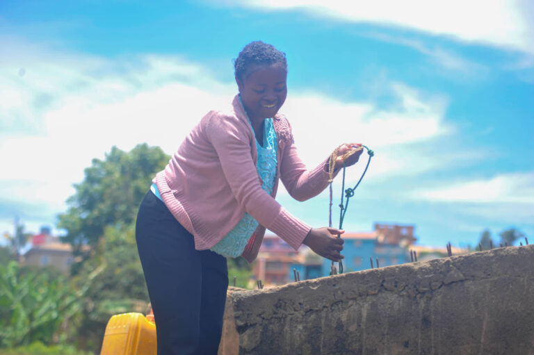 une femme puisant de l'eau d'un puits